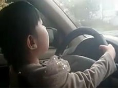 4-летняя китаянка за рулем авто на оживленной трассе