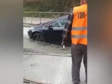 Автомобилистка не заметила, как въехала в незастывший бетон