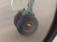 У пассажирского самолета отлетело колесо при взлете