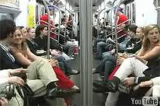 15 пар близнецов устроили флешмоб в подземке