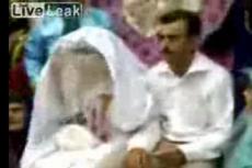 Невеста укусила жениха на свадьбе