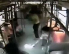 Cмартфон взорвался в руках пассажирки автобуса