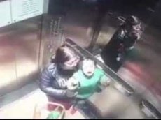 В Китае на видео попала няня, избивающая ребенка в лифте