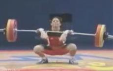 Оглушительный крик не помог штангистке взять вес