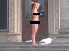 Девушка разделась догола в центре Тернополя