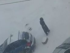 Уфимская бабушка показала, как нужно убирать снег