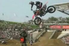 Во время показательных соревнований байкер покалечил оператора