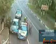 Уличная видеокамера запечатлела момент захвата автоугонщиков инспекторами ДПС