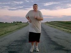 Толстый мальчик рекламирует Nike