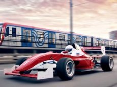 Новый поезд московского метро обогнал гоночный болид