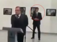 Опубликовано видео, запечатлевшее, как убийца посла России в Анкаре готовится к нападению