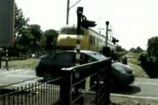 Автомобиль чудом избежал столкновения с поездом