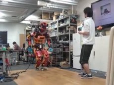 Робот-андроид научился кататься на роликах и скейтборде