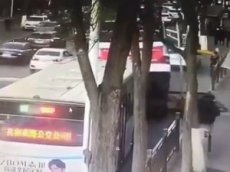Автобус провалился под землю в Китае, шесть человек погибли