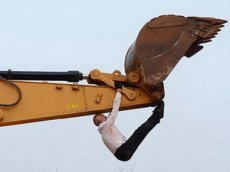 Хореограф устроил грязные танцы с экскаватором