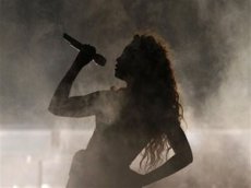 Очередное падение Бейонсе на сцене