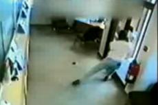 Как грабитель банка запутался в дверях