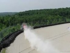 Гоночный авто улетел за пределы трека