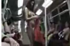 Таинственная стриптизерша устраивает шоу в румынском метрополитене