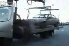 Петербурженка визгом спасает автомобиль от эвакуатора