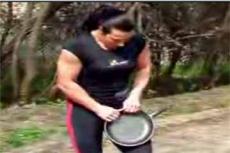 Самая сильная женщина на планете тренируется на сковородках