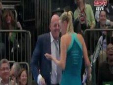 Мария Шарапова "зажгла" с фанатом