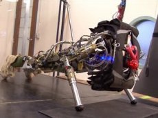 Роботы Boston Dynamics стали героями вдохновляющего ролика в стиле 80-х