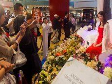 Девушка-робот дала свой первый концерт