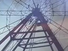 Пьяный мужчина, пытаясь сделать селфи, упал с колеса обозрения