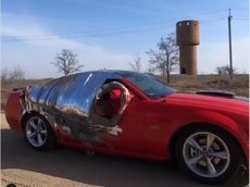 Каскадера приклеили скотчем к борту гоночного автомобиля