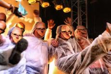 Моби спел на улице