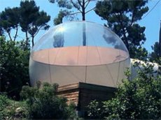 Во Франции построили лесной отель с номерами-пузырями