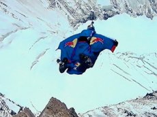 Экстремал совершил рекордный прыжок с Эвереста