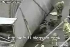 На Филиппинах фура опрокинулась на легковушку