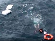 Приморские моряки спасли дрейфующего на пенопласте рыбака из КНДР