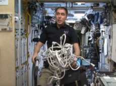 Космонавт снял на видео, как пылесосит на МКС