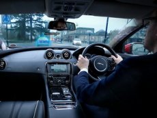 Jaguar Land Rover представил "прозрачные" стойки кузова