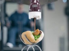 Финн сделал хот-дог с помощью экскаватора