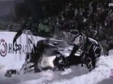 Авария Райкконена во время гонки на снегоходах