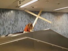 Нарядившийся Иисусом мужчина крестом пробил потолок в метро