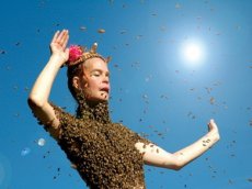 Американка медитирует с пчелиным роем на теле