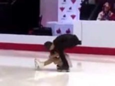 Страшное падение фигуристки, которую не поймал партнёр, на лед