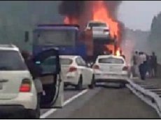 На трассе между Нижним Тагилом и Кушвой сгорел автовоз с иномарками