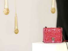 Bottega Veneta собрал оркестр из сумок и духов