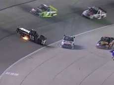 Столкновение Кайла Буша и Рона Хорнадея на гонке в Техасе