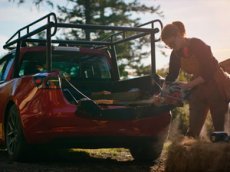 Блогер превратила электрокар Tesla Model 3 в пикап