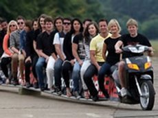 Байкер создал 25-местный мотоцикл