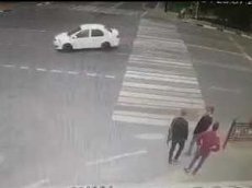 Автомобиль после столкновения с другой машиной сбил трёх человек