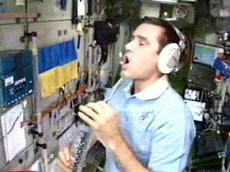 Космонавт Маленченко в эфире украинского телевидения выпил горилки в невесомости