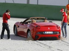 Ferrari застряла в гравии